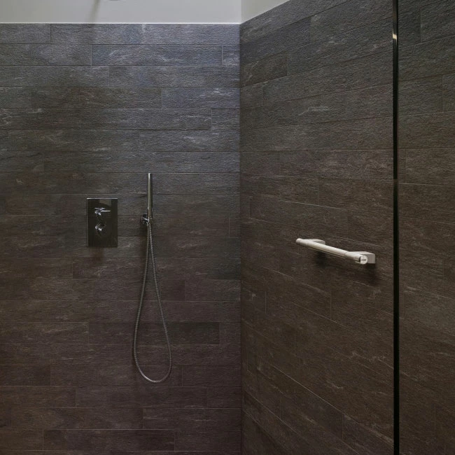 AKW Onyx Straight Grab Rail 600mm Length - Chrome 5 AKW Onyx Straight Grab Rail 600mm Length - Chrome - Image 3